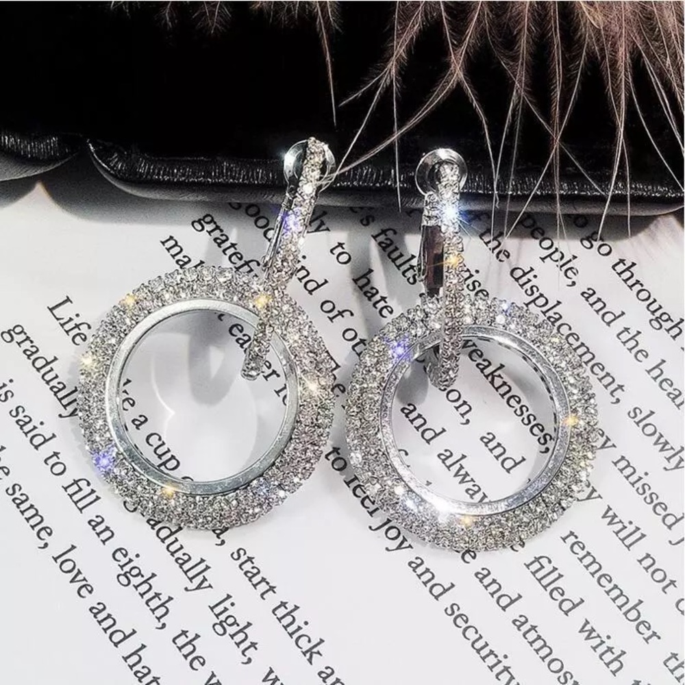 Elegant crystal earrings round
